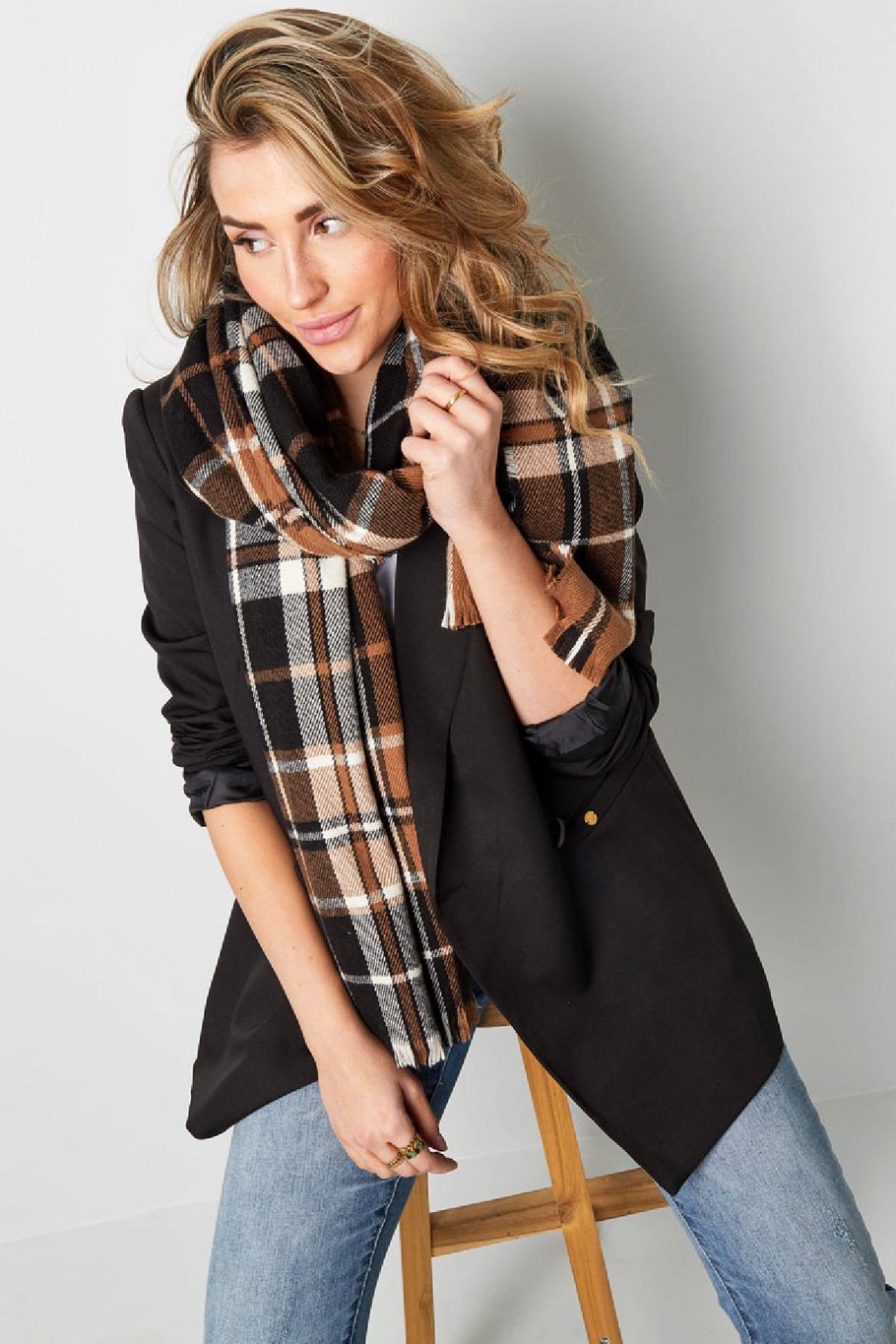 Scarf with checkered print Black &amp; Beige Acrylic Picture2